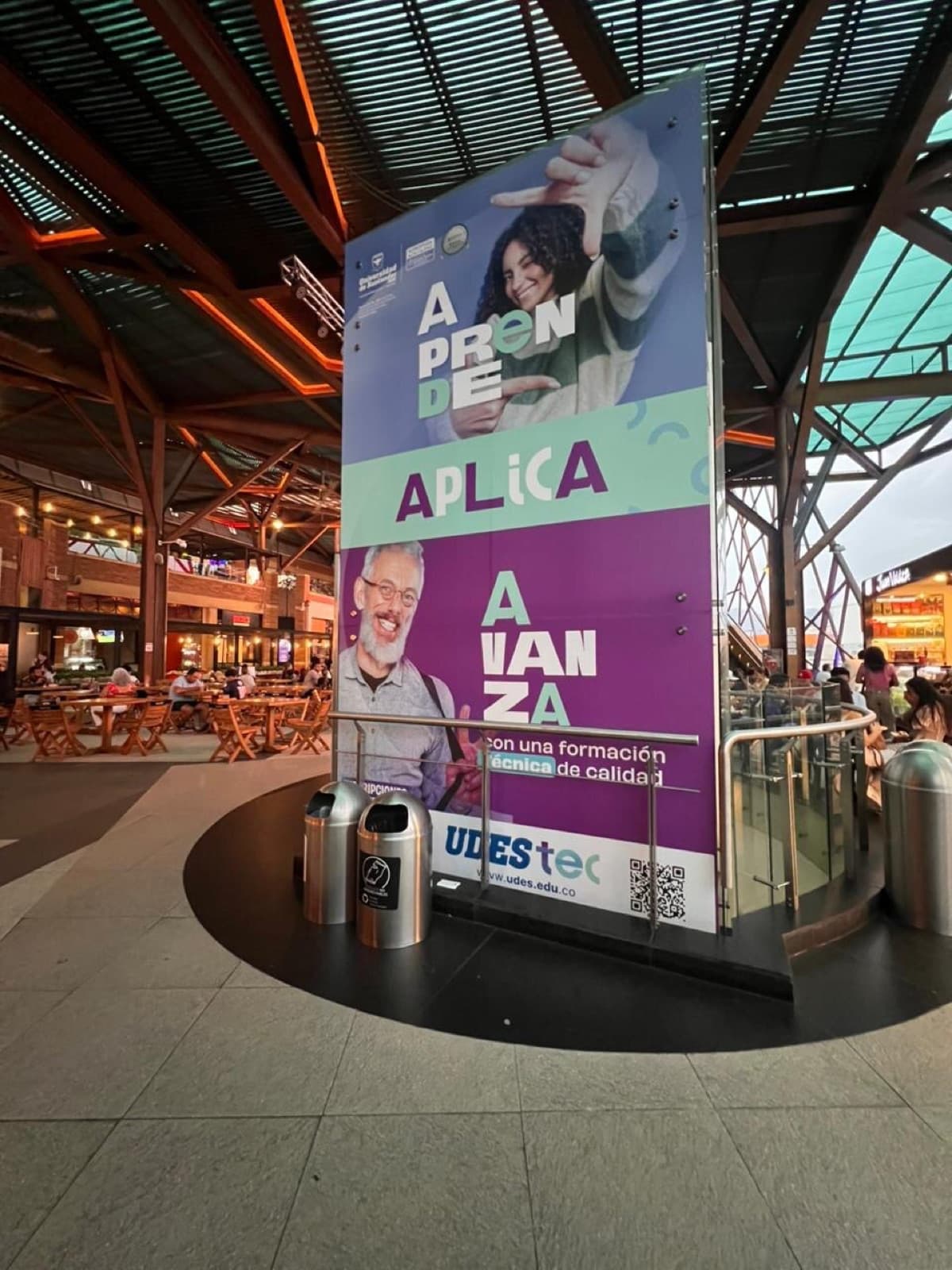 La campaña Aprende, Aplica, Avanza como una gran columna iluminada en una plaza de comidas